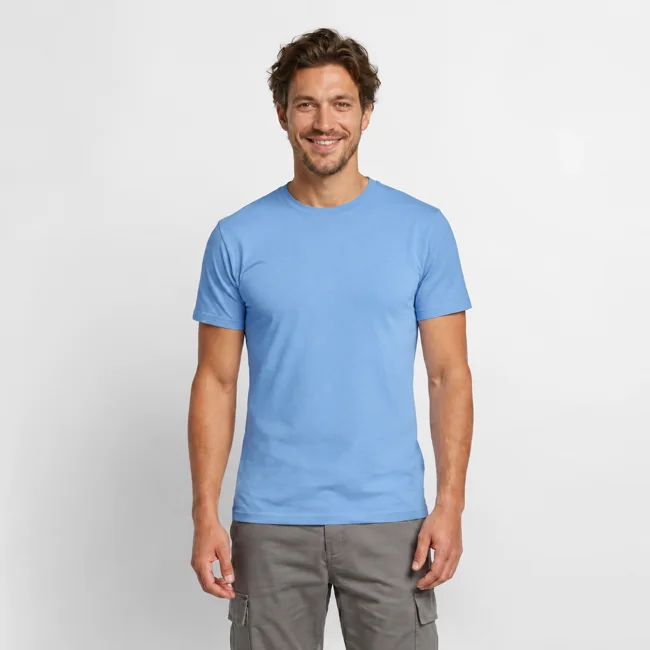 Simulation d’un t-shirt bleu avec un motif motard agrandi par personnalisation